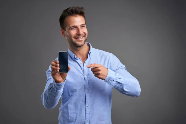 Jonge man met een smartphone — Stockfoto